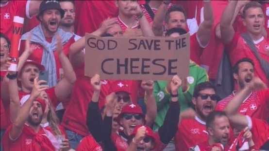 瑞士球迷高举改写英国国歌标语：god save the cheese